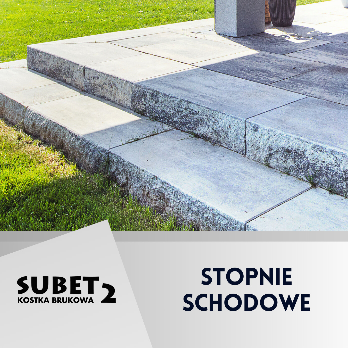 Stopnie schodowe z szarej kostki brukowej prowadzące na taras, widoczne trawnik i donice w Zgierzu, prezentacja firmy SUBET 2.