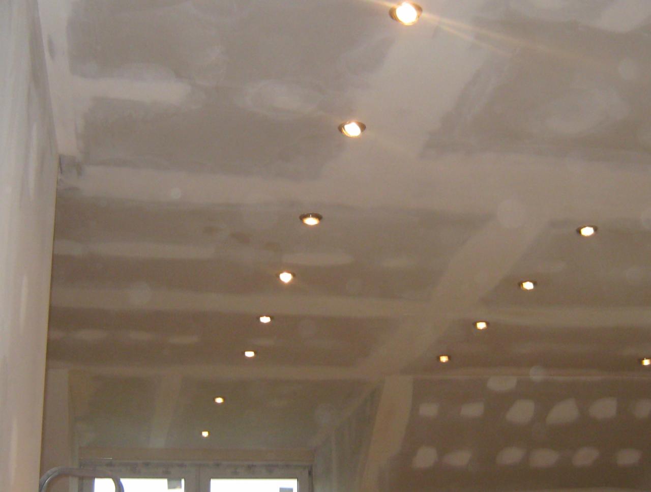 Sufit podwieszany z zamontowanymi punktowymi lampami LED, widoczne łączenia płyt kartonowo-gipsowych przed szpachlowaniem.