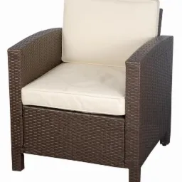 Brązowy fotel ogrodowy z rattanu syntetycznego z kremowymi poduszkami siedziska i oparcia.