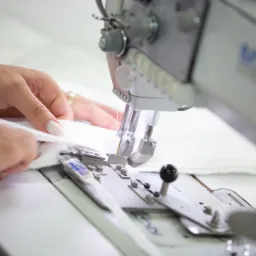 Łączymy tradycję z nowoczesnością. Twoją produkcję szyje wykwalifikowana załoga z pomocą najlepszych maszyn