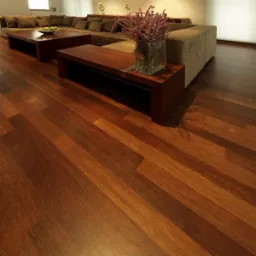 Salon z nową, błyszczącą podłogą z ciemnego drewna, na pierwszym planie stolik kawowy z bukietem lawendy w szklanym wazonie, w tle duża, narożna sofa.