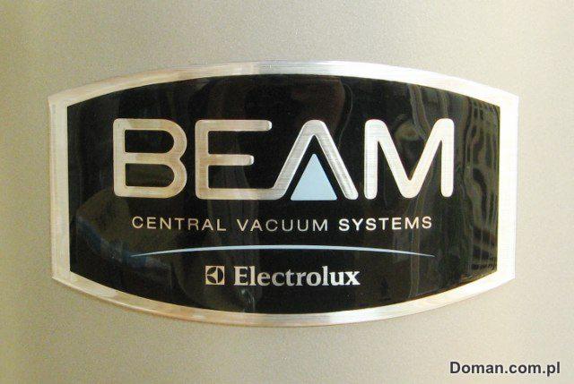 Logo Beam Central Vacuum Systems Electrolux na czarnym tle z srebrnymi obramowaniami i napisami.