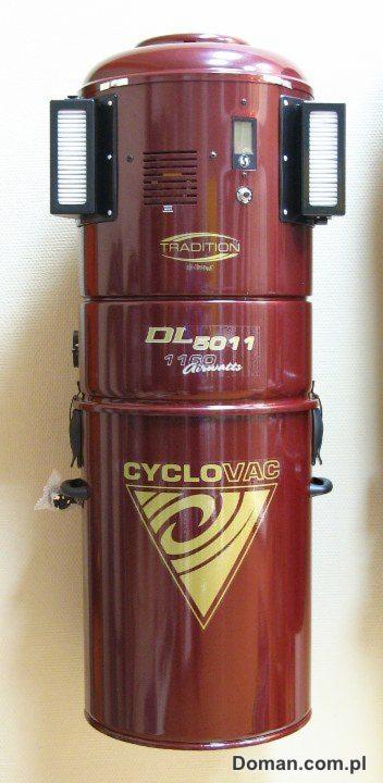 Bordowy odkurzacz centralny Cyclo Vac DL5011 z filtrami po bokach i złotym logo, widoczne oznaczenia modelu i mocy.