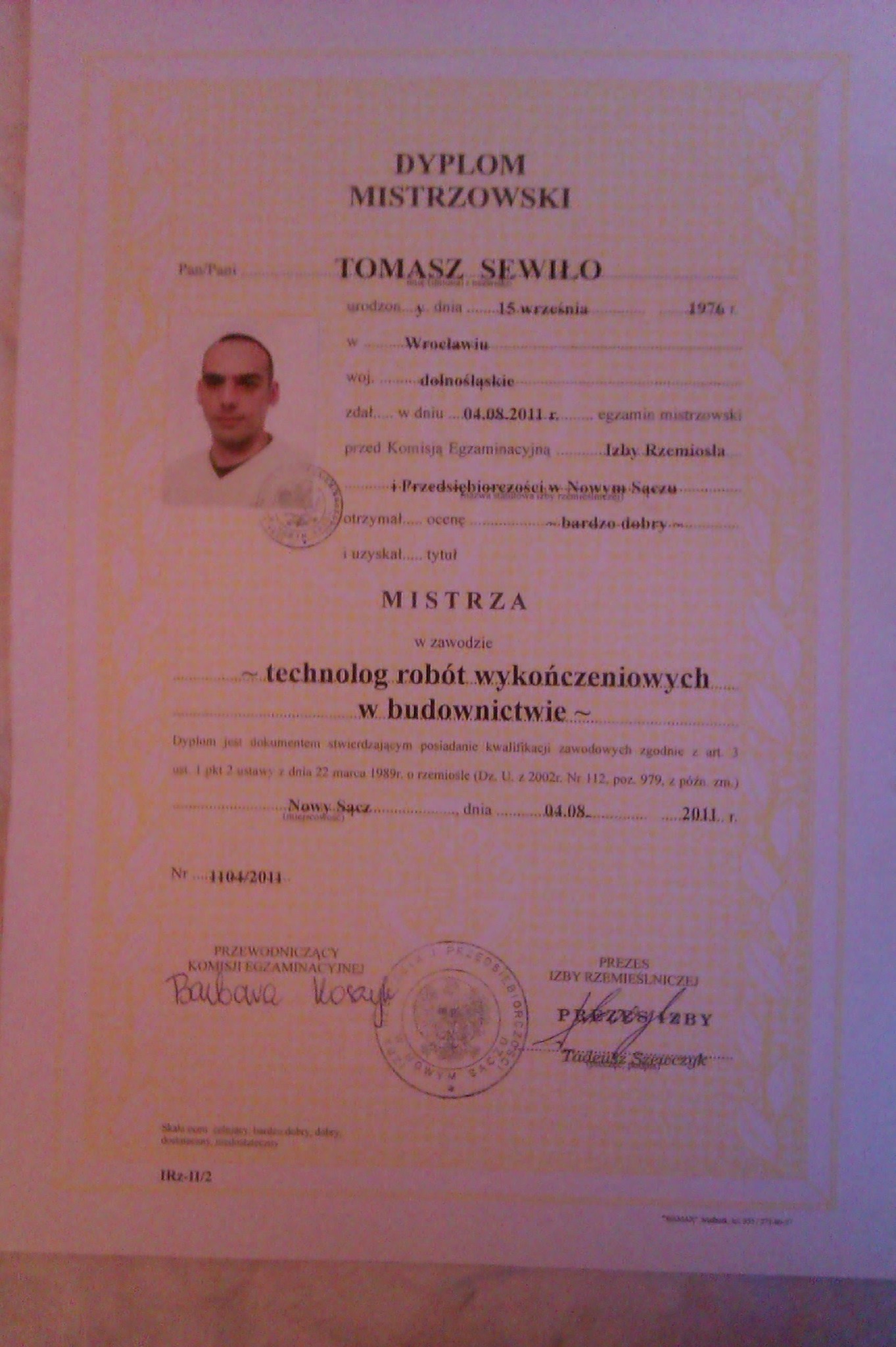 Dyplom mistrzowski Tomasza Sewiło, technologa robót wykończeniowych w budownictwie, wydany w Nowym Sączu, z pieczęciami i podpisami.