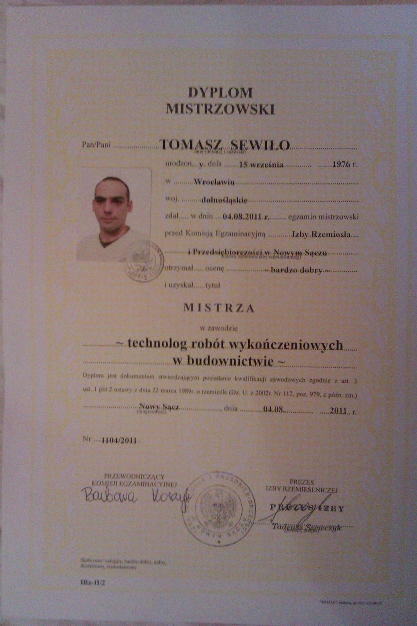 Skan dyplomu mistrzowskiego Tomasza Sewiło w zawodzie technolog robót wykończeniowych w budownictwie, wydanego 04.08.2011 w Nowym Sączu, z pieczęciami i podpisami.