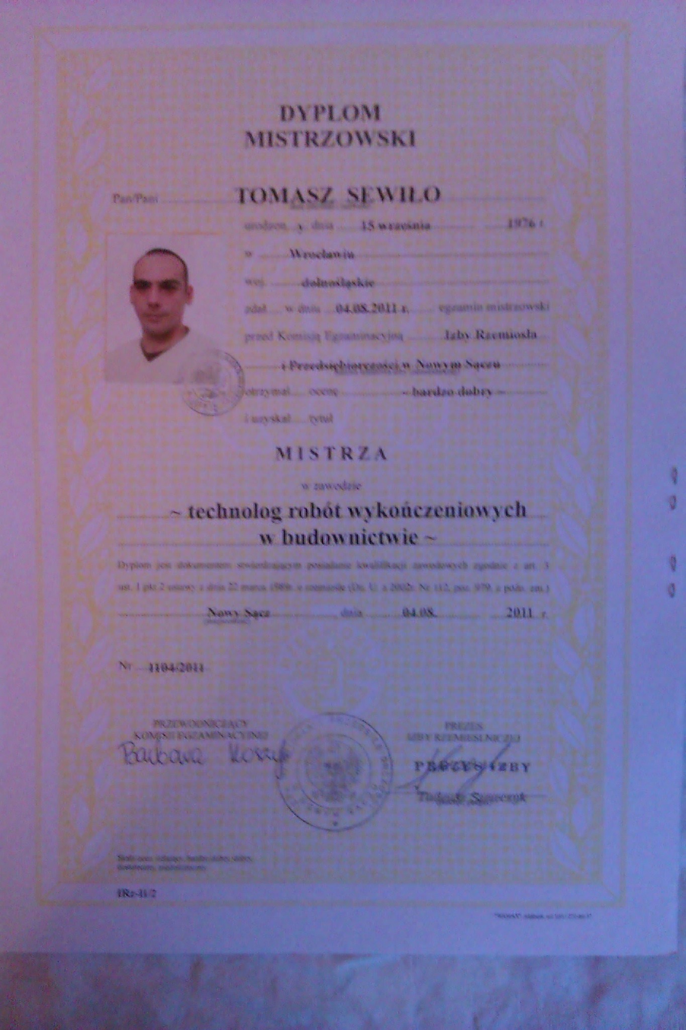 Skan dyplomu mistrzowskiego Tomasza Sewiło w zawodzie technolog robót wykończeniowych w budownictwie, wydany w Nowym Sączu w 2011 roku.