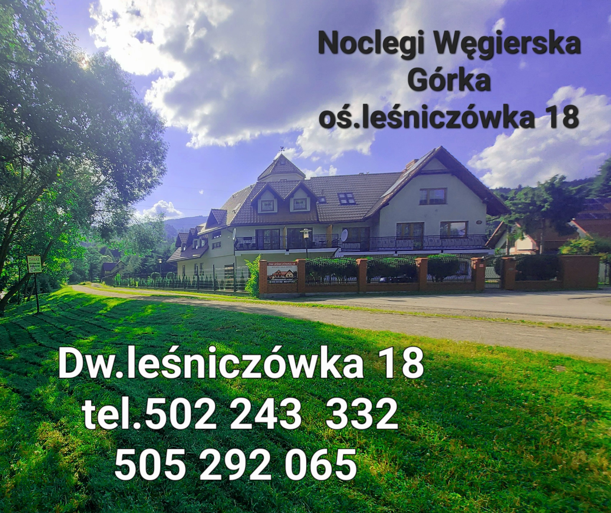 Dwór Leśniczówka 18 w Węgierskiej Górce, widok z zewnątrz na budynek z ogrodem i tablicą informacyjną, w tle góry i niebo z chmurami.