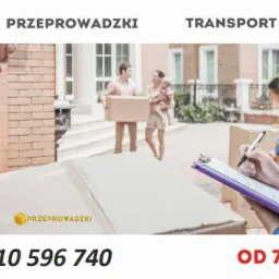 Dwóch pracowników w trakcie przenoszenia kartonów podczas przeprowadzki, jeden z nich sporządza notatki na schowku, w tle rodzina z dzieckiem również przenosi karton.