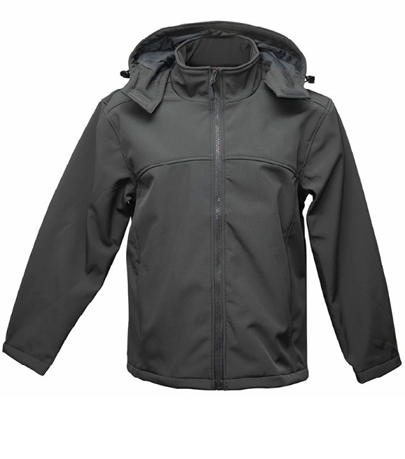 Szara kurtka softshell z kapturem na białym tle, zapinana na zamek błyskawiczny, widoczne detale regulacji kaptura.