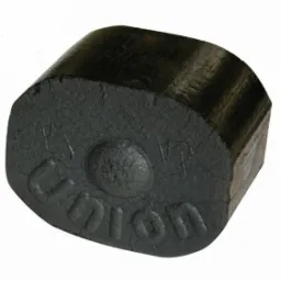 Pojedyncza kostka paliwa stałego z wytłoczonym napisem 'UNION' na powierzchni, widoczne delikatne pęknięcia.