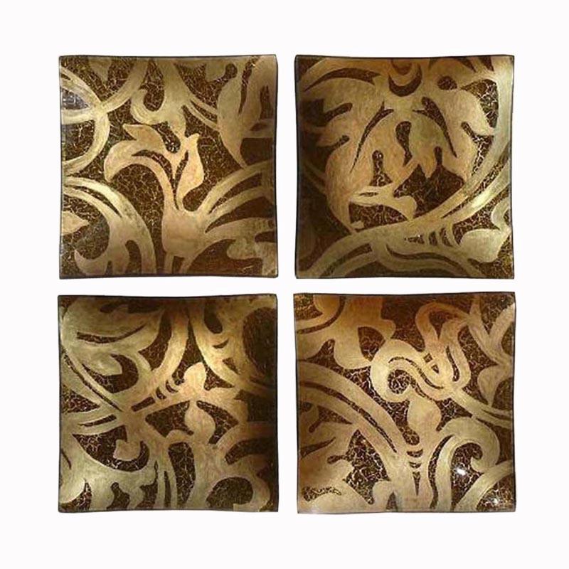 Cztery kwadratowe talerze dekoracyjne, każdy o wymiarach 30x30 cm, z abstrakcyjnym, złotym wzorem na brązowym tle z delikatną teksturą.