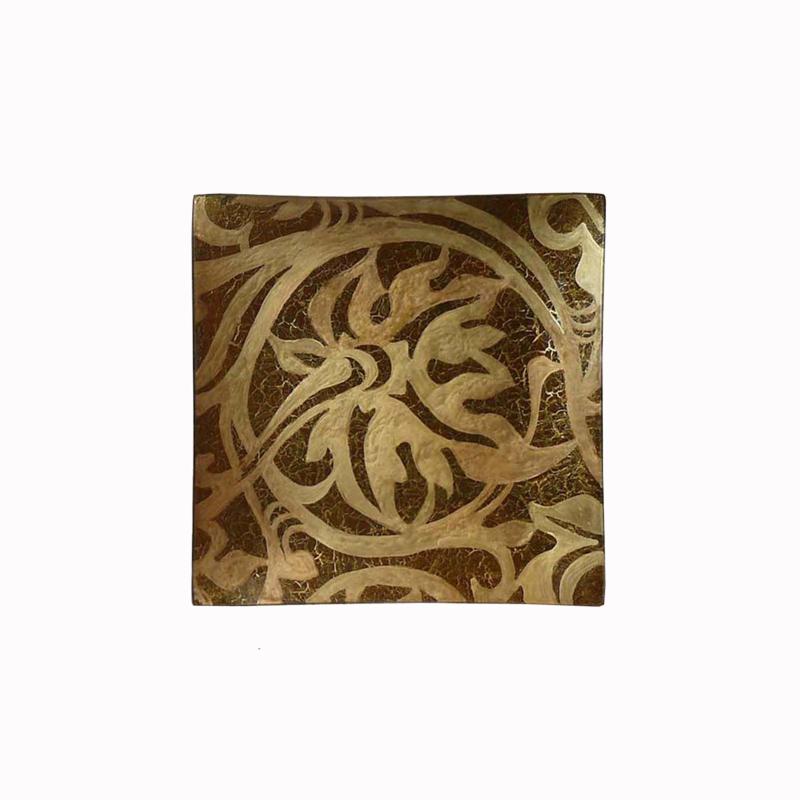 Kwadratowy talerz dekoracyjny 30x30 cm z motywem roślinnym w odcieniach złota i brązu na białym tle.