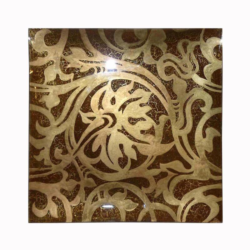 Kwadratowy talerz dekoracyjny 30x30 cm z brązowym tłem i złocistym, florystycznym wzorem z efektem spękań.