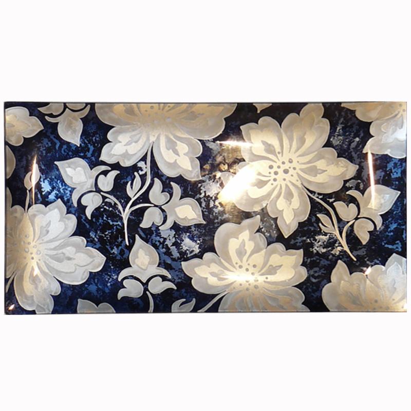 Prostokątny talerz dekoracyjny z motywem dużych, białych kwiatów na ciemnoniebieskim tle z delikatnym srebrnym wzorem.