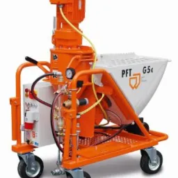 Pomarańczowa maszyna do tynkowania, model PFT G5, z białym zbiornikiem, widoczne manometry i elementy hydrauliczne, na kółkach, w studio na białym tle.