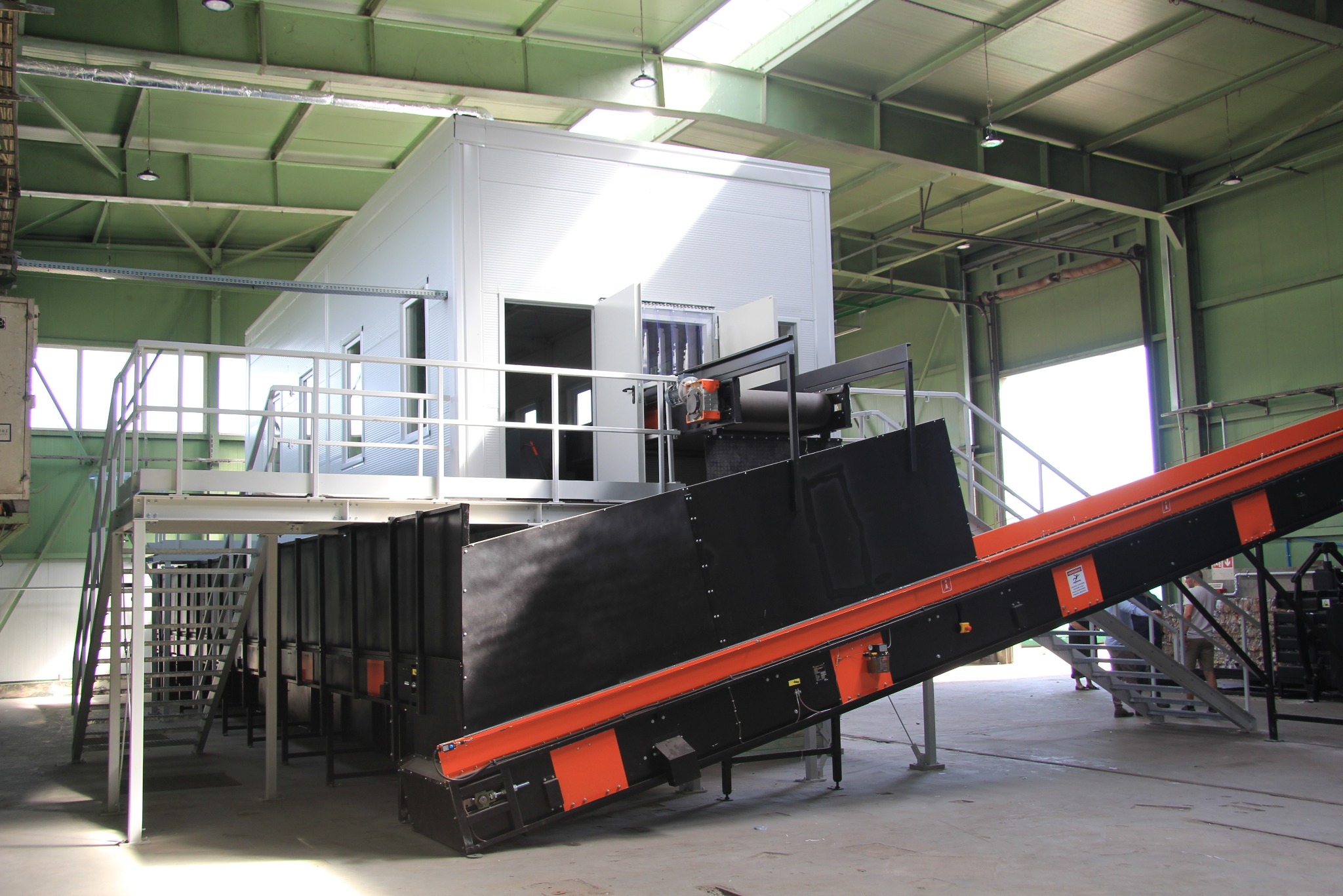 Projekt, Produkcja i Montaż Linii do srotowania odpadów