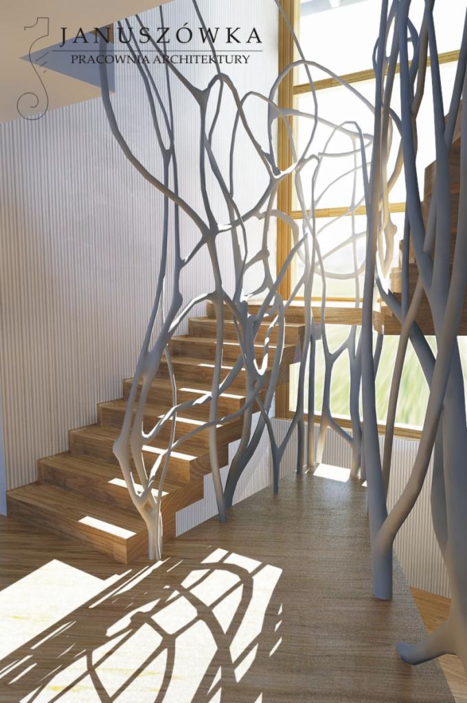 Schody drewniane z balustradą w kształcie gałęzi drzew, oświetlone naturalnym światłem wpadającym przez okno, widoczne logo firmy Januszkówka Pracownia Architektury.