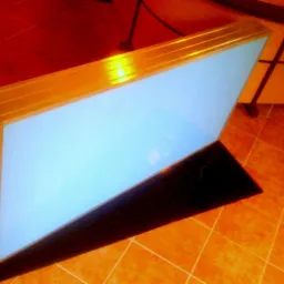 Podświetlany kaseton reklamowy o wymiarach 150x75 cm z metalową ramą, widoczny na pomarańczowej podłodze z płytek.