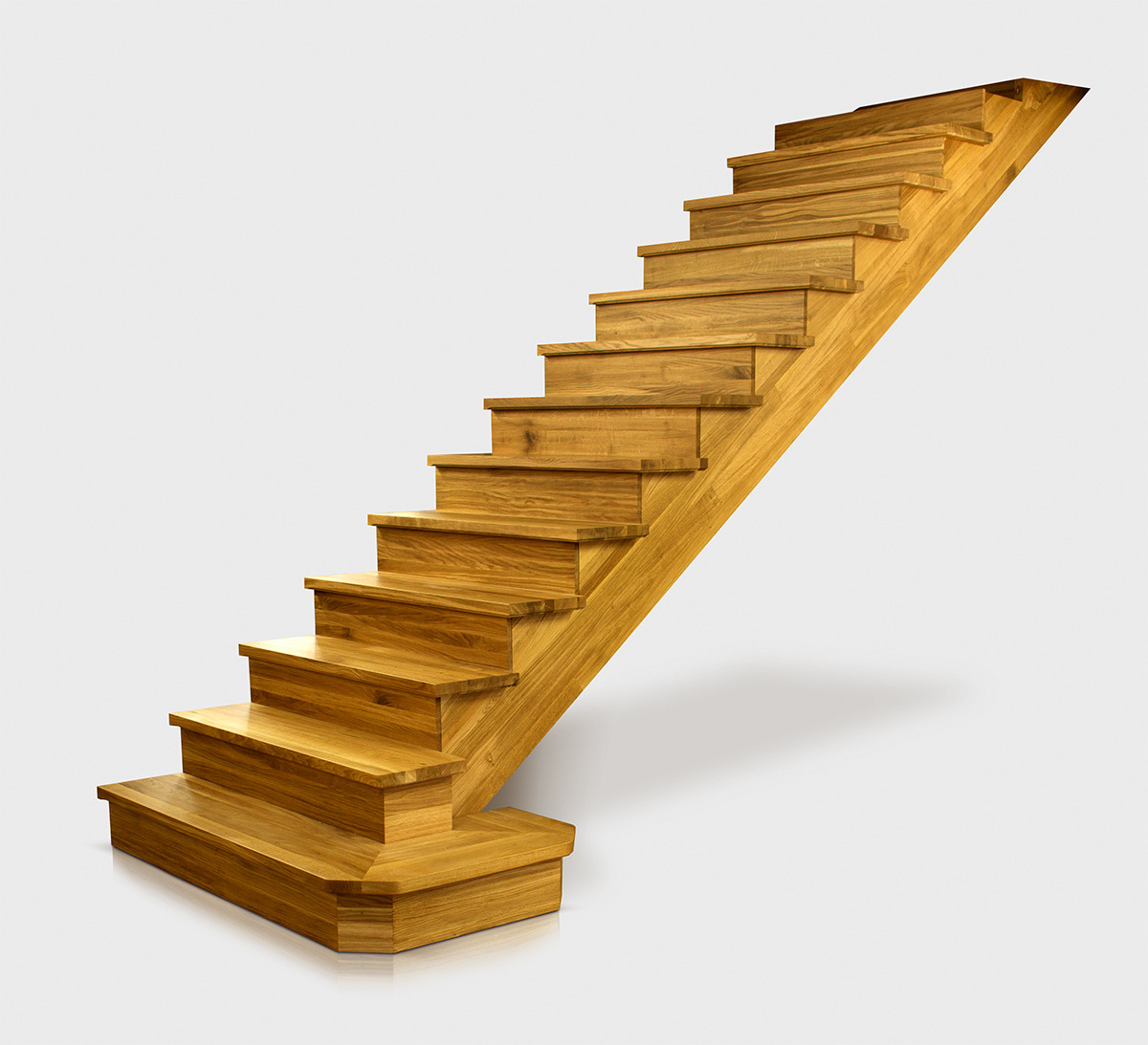 Schody drewniane z jasnego drewna dębowego, z widocznym usłojeniem, na białym tle, z delikatnym cieniem.