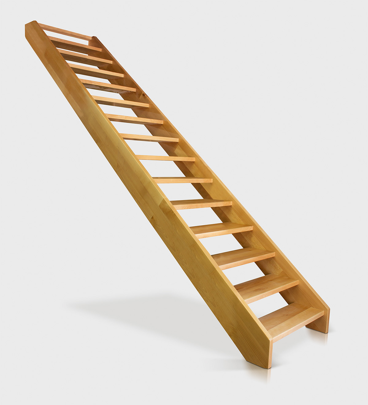 Drewniane schody strychowe z jasnego drewna, minimalistyczny design, na białym tle, z wyraźnym cieniem.