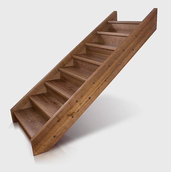 Schody drewniane o naturalnym odcieniu, z widocznymi metalowymi nitami na bokach, ustawione na jasnym tle.