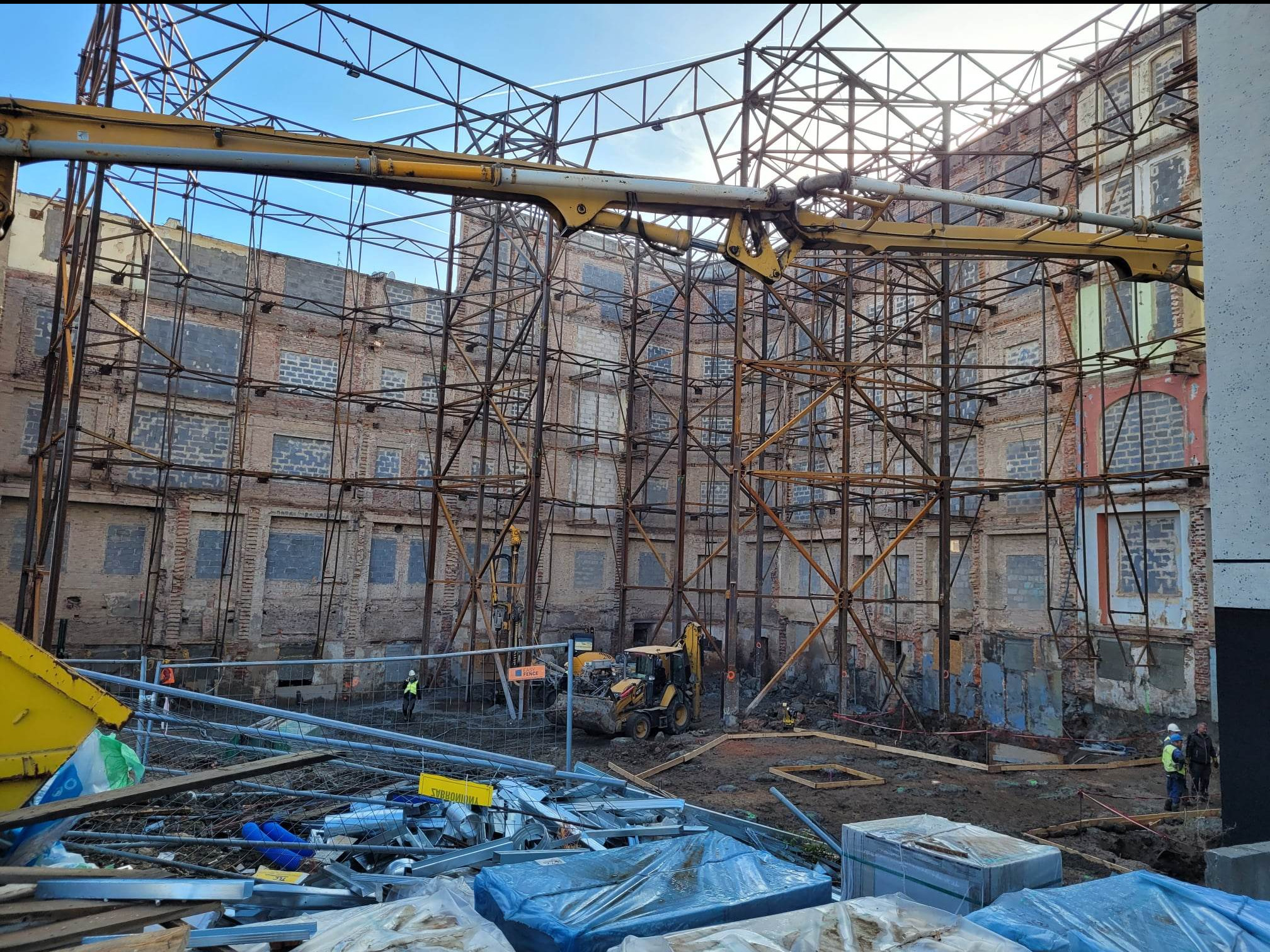 Poznań - wzmocnienia ścian fasady budynku ul. Podgórna 12 2023r.