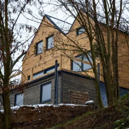 Piękny dom nad jeziorem .