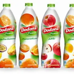 Kolekcja butelek napojów Dodoni Premium z różnymi smakami owocowymi, w tym malinowym, pomarańczowym, jabłkowym i cytrusowym, ustawionych obok siebie na białym tle.