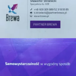 Wizytówka Sławomira Strzeleckiego, specjalisty ds. OZE z logotypem firmy Brewa i hasłem 'Samowystarczalność w wygodny sposób'.