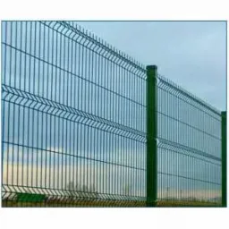 Zielone, ocynkowane panele ogrodzeniowe o wysokości 1,5 m z drutu 5 mm, widok z boku na tle pochmurnego nieba.