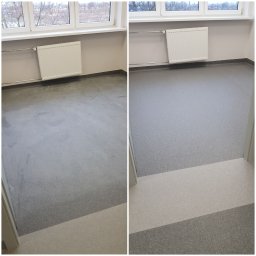 Firma Wielobranżowa EMPE - Porównanie stanu podłogi przed i po czyszczeniu w pomieszczeniu z grzejnikiem i oknem, widoczne różnice w odcieniach szarości i czystości powierzchni.