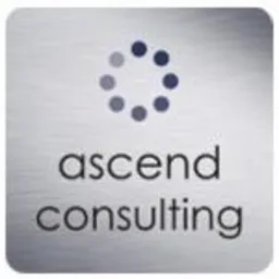 Szczotkowana metalowa tabliczka z logo firmy Ascend Consulting, przedstawiającym okrąg z kropek w górnej części i nazwę firmy w dwóch wierszach poniżej.