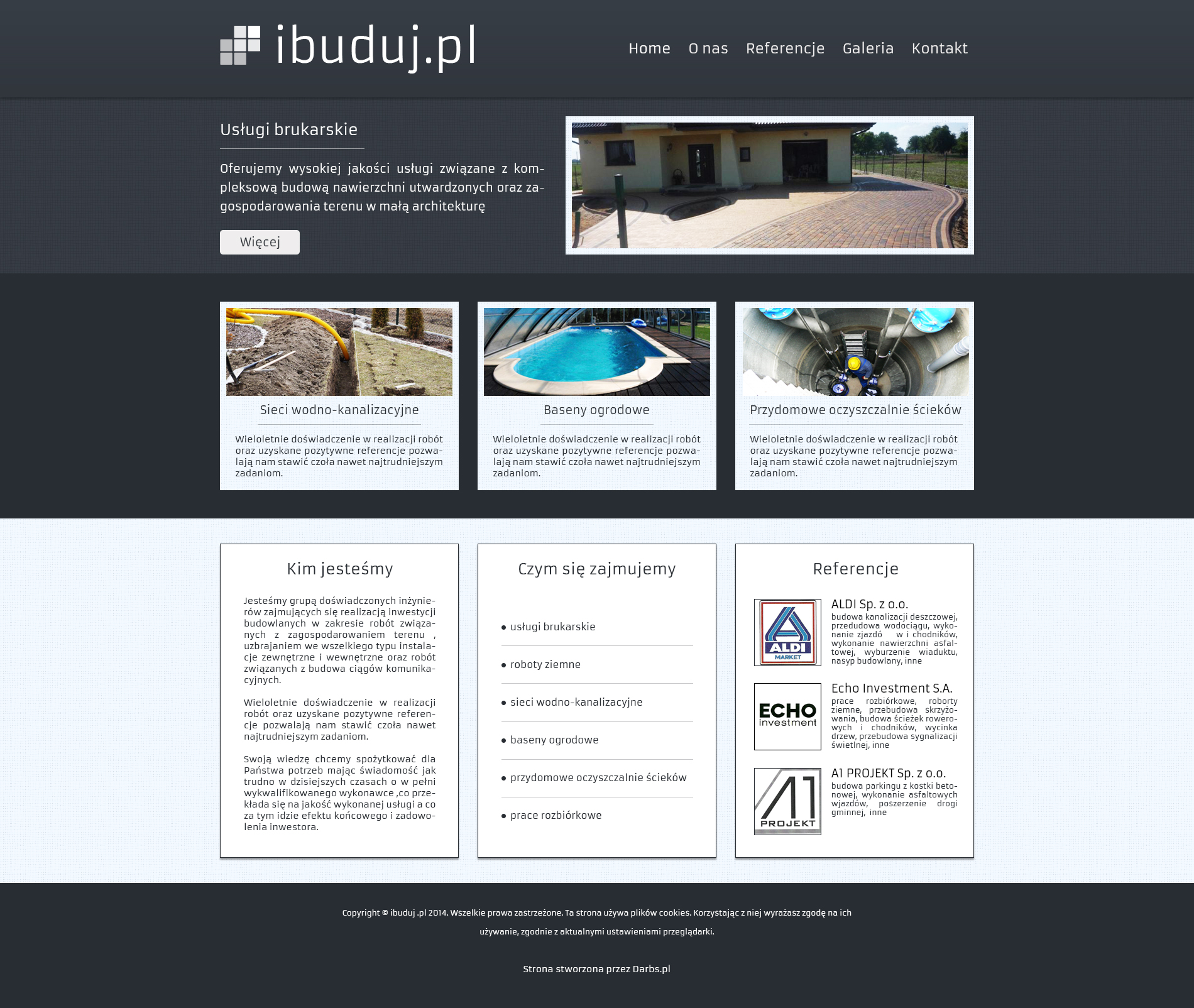 Wykończony podjazd z kostki brukowej prowadzący do domu jednorodzinnego z garażem, widok z perspektywy ogrodu w słoneczny dzień.