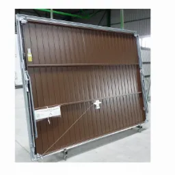 Brunatna segmentowa brama garażowa z metalową ramą na kółkach, widoczna w hali produkcyjnej, gotowa do transportu.