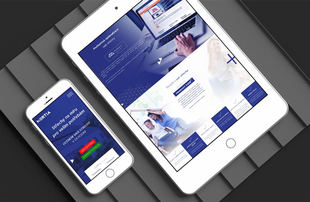 Prezentacja responsywnej strony internetowej na tablecie i smartfonie marki Nortia, specjalizującej się w dachach, na tle geometrycznym w odcieniach szarości.