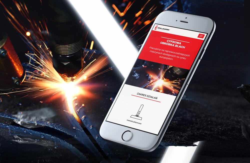 Prezentacja responsywnej strony internetowej na smartfonie, wyświetlającej informacje o cyfrowej obróbce blach metodą plazmową, w tle iskry z procesu cięcia blach.