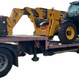 Żółta ładowarka teleskopowa JCB na niskopodwoziowej platformie transportowej, widok z boku, stabilizatory opuszczone.