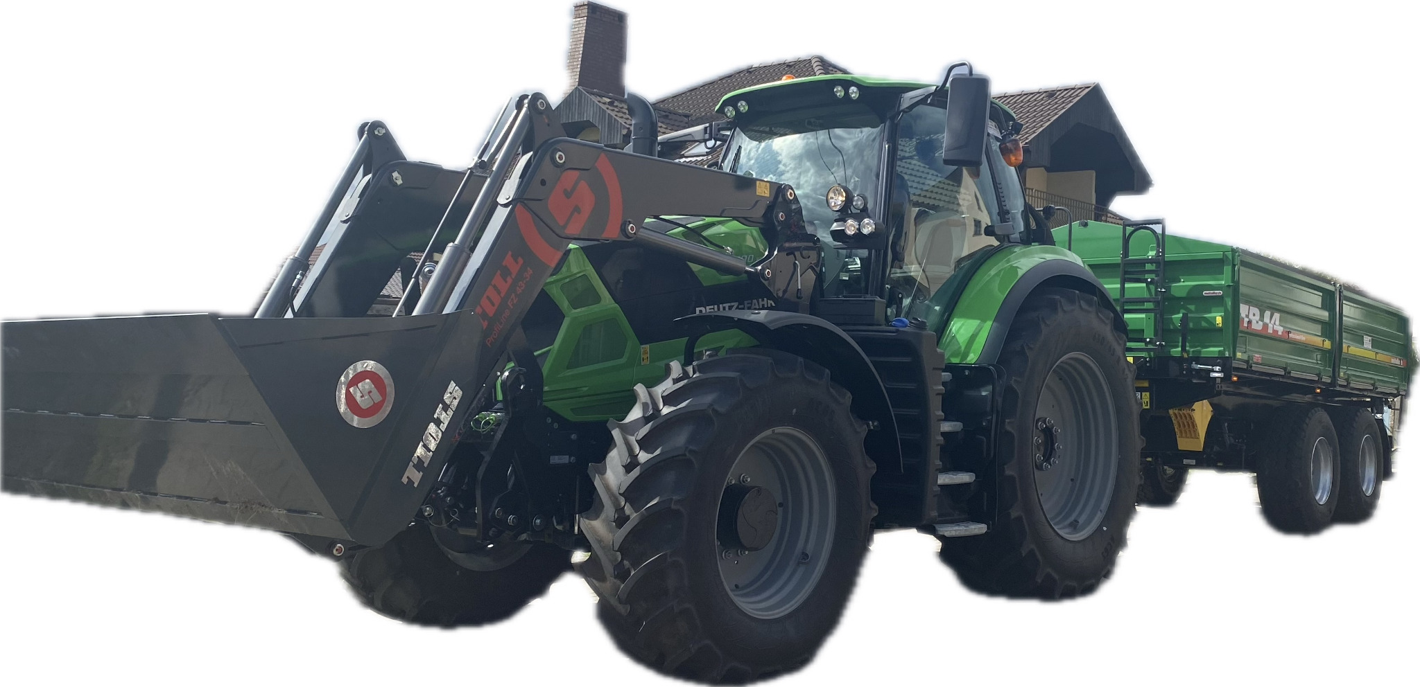 Zielony ciągnik Deutz-Fahr z ładowaczem czołowym Stoll i przyczepą rolniczą, zaparkowany na tle zabudowań mieszkalnych.