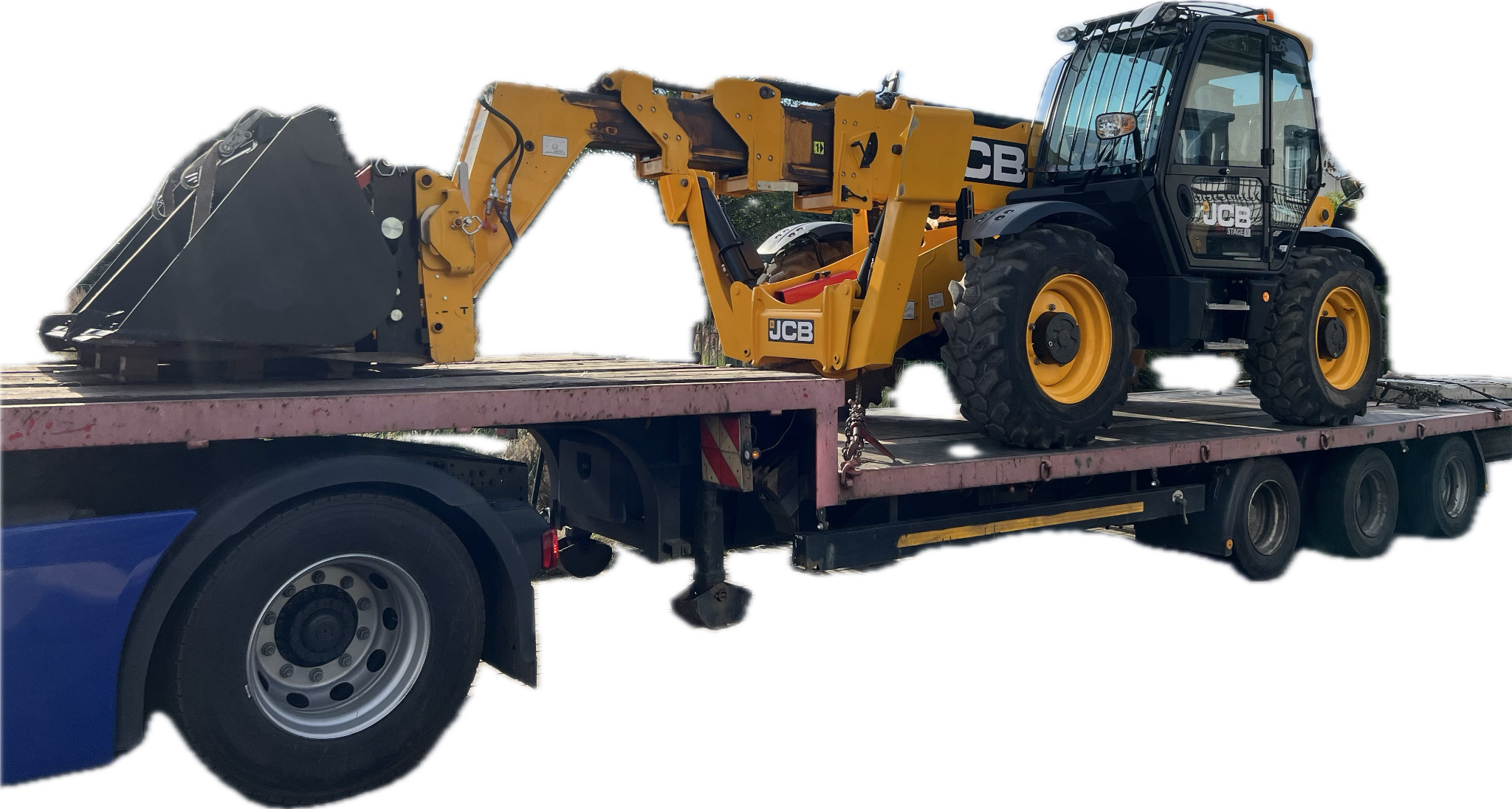 Żółta ładowarka teleskopowa JCB na niskopodwoziowej platformie transportowej, widok z boku, stabilizatory opuszczone.