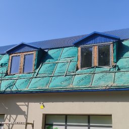 Wypełnienie połaci dachowej celulozą wdmuchiwaną za membranę dachową po wymianie starej wełny mineralnej