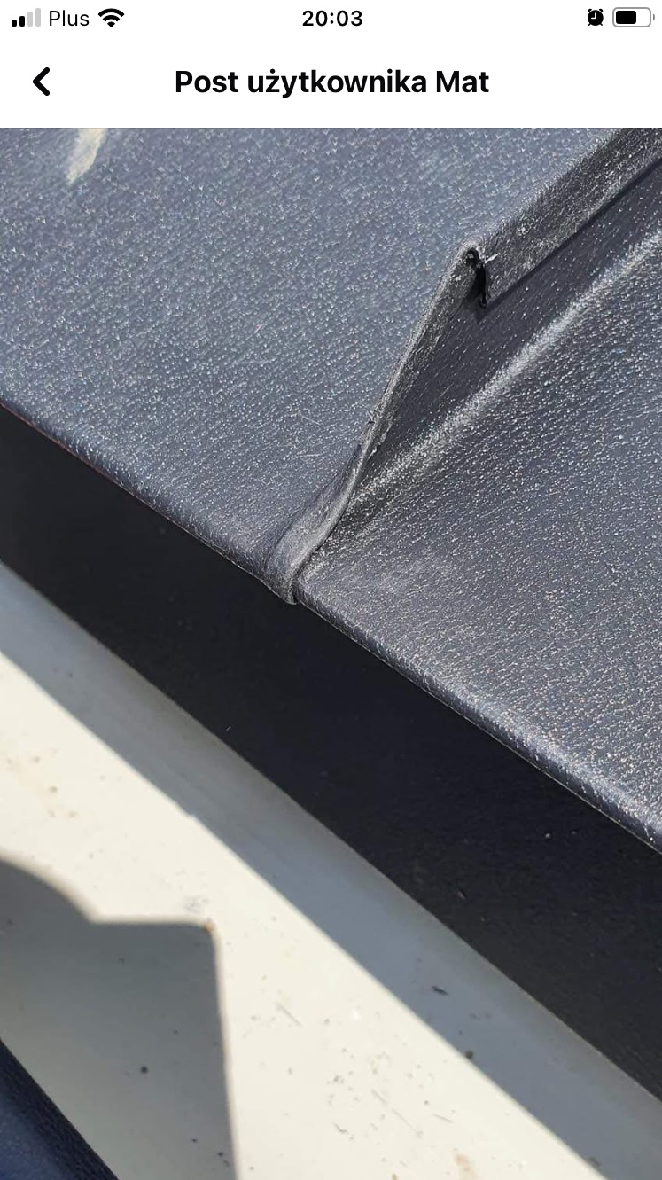 Szczegółowe ujęcie fragmentu dachu z blachy w kolorze grafitowym, ukazujące precyzyjne łączenie arkuszy i estetyczne wykończenie krawędzi.