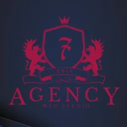 Eleganckie logo agencji webowej w kolorze bordowym na granatowym tle z abstrakcyjnymi, niebieskimi elementami dekoracyjnymi w rogach. Logo zawiera herb z koroną, cyfrą 7, dwoma gryfami i napisem...