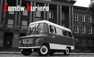 Retro bus Żuk A-07 z napisem 'Zamów kuriera' na tle budynku w stylu socrealizmu. Czarno-białe zdjęcie z czerwonym akcentem napisu.