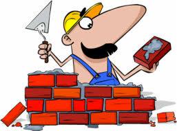 Karykatura murarza w żółtym kasku, trzymającego kielnię i czerwoną cegłę z zaprawą, w trakcie wznoszenia muru z czerwonych cegieł.