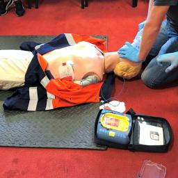 pracownik prowadzi resuscytację podczas szkolenia z pierwszej pomocy