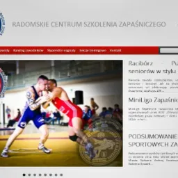 Strona internetowa Radomskiego Centrum Szkolenia Zapaśniczego z widocznym logo, zdjęciem zapaśników w akcji i informacjami o zawodach.