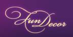 Logo firmy Fun Decor na fioletowym tle. Stylizowany napis z ozdobnymi zawijasami.