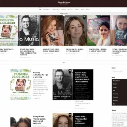 Portret kobiety z uśmiechem trzymającej w dłoniach aparat fotograficzny w stylu retro.