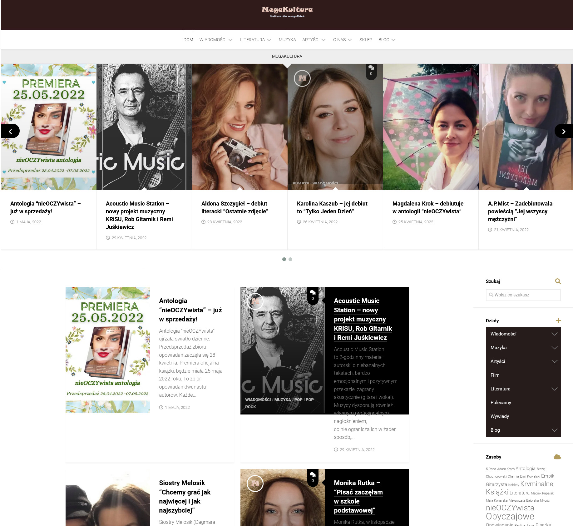 Portret kobiety z uśmiechem trzymającej w dłoniach aparat fotograficzny w stylu retro.