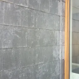 Łupek w połączeniu ze stolarką w kolorze Winchester ,takie połączenie najbardziej satysfakcjonowało naszego klienta.